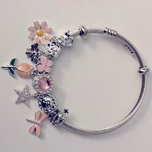 Beautiful pink and silver bangle, pandora style bracelet (new without tag).